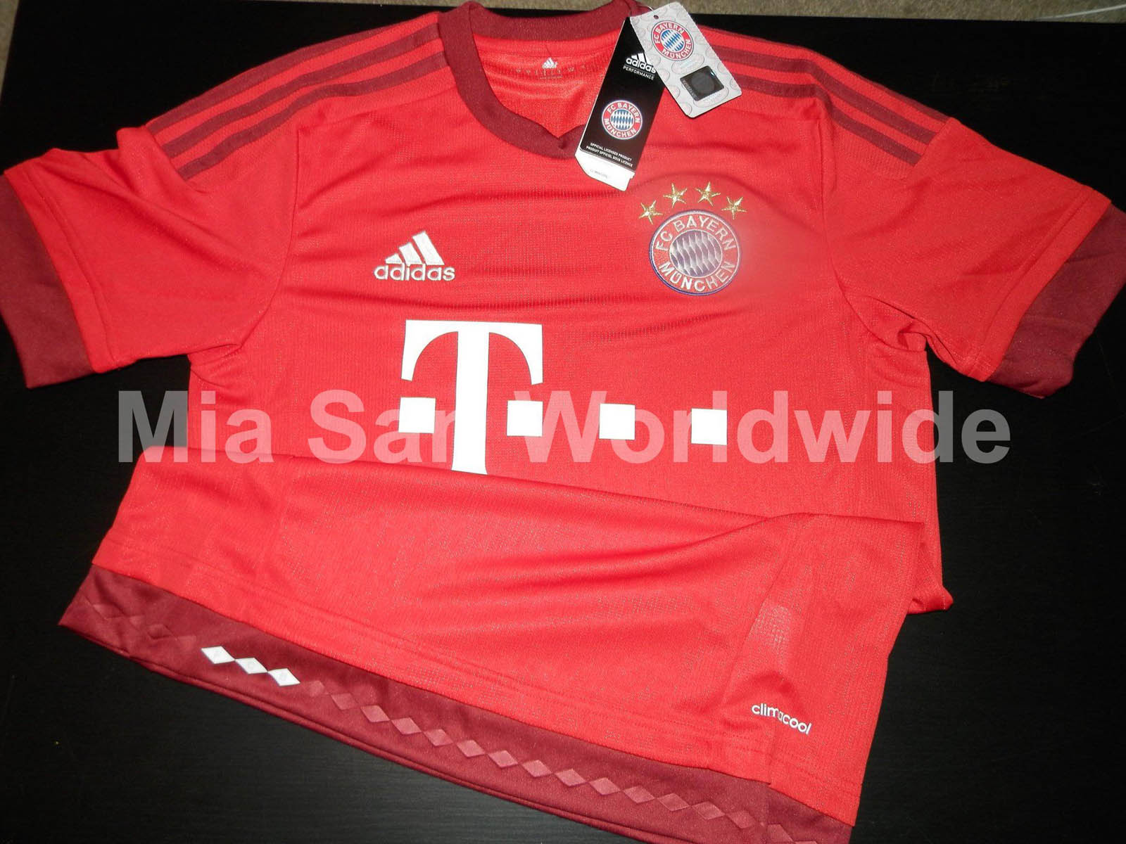 Bayern-Munich-15-16-Home-Kit-1.JPG