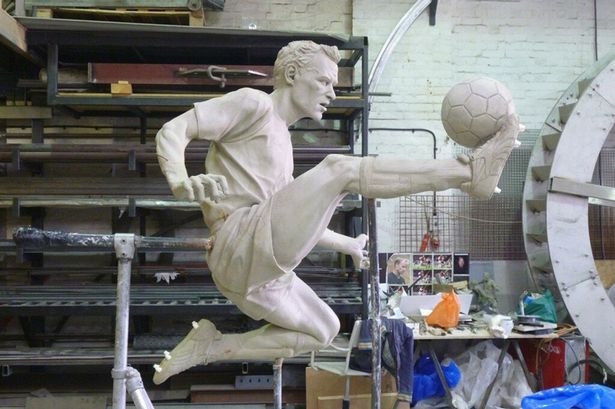 Dennis+Bergkamp+statue.jpg