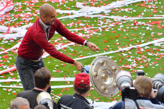 pep+guardiola+drops+trophy.jpg