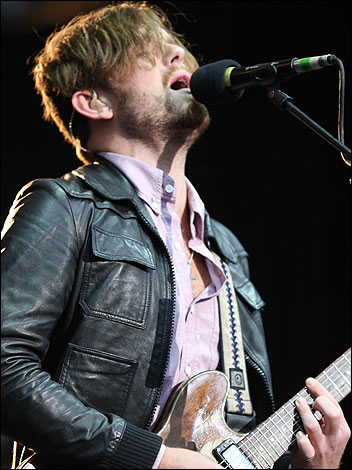 16_kings_leon_352_352x470.jpg