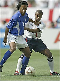 _41652534_cole_ronaldinho203x270.jpg