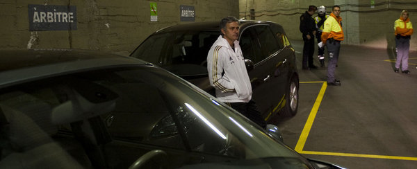 Mourinho-esperando-a-Teixeira-_54245352485_54115221155_600_244.jpg