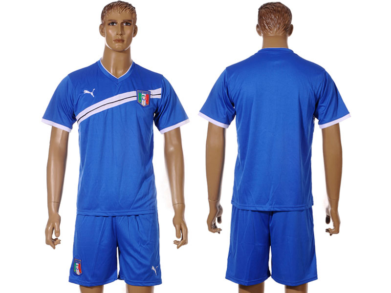 Form italy. Форма сборной Италии 2012. Форма сборной Италии 2010. Италия на форма 2011. PLF форма Италия.