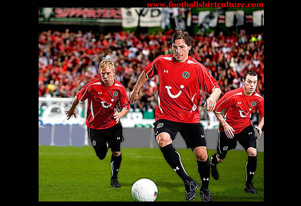 hannover_96_under_armour_home_08_09_kit.jpg