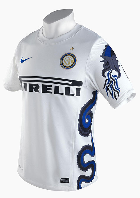 Inter_Away10_11_Lato_lr.jpg