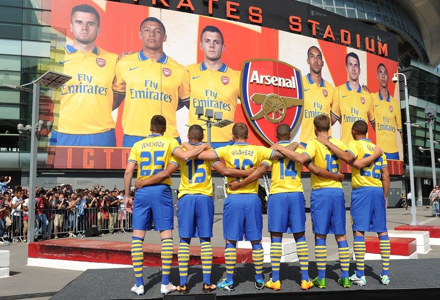 retro-divisa-trasferta-arsenal-2013-2104-emirates-stadium.jpg