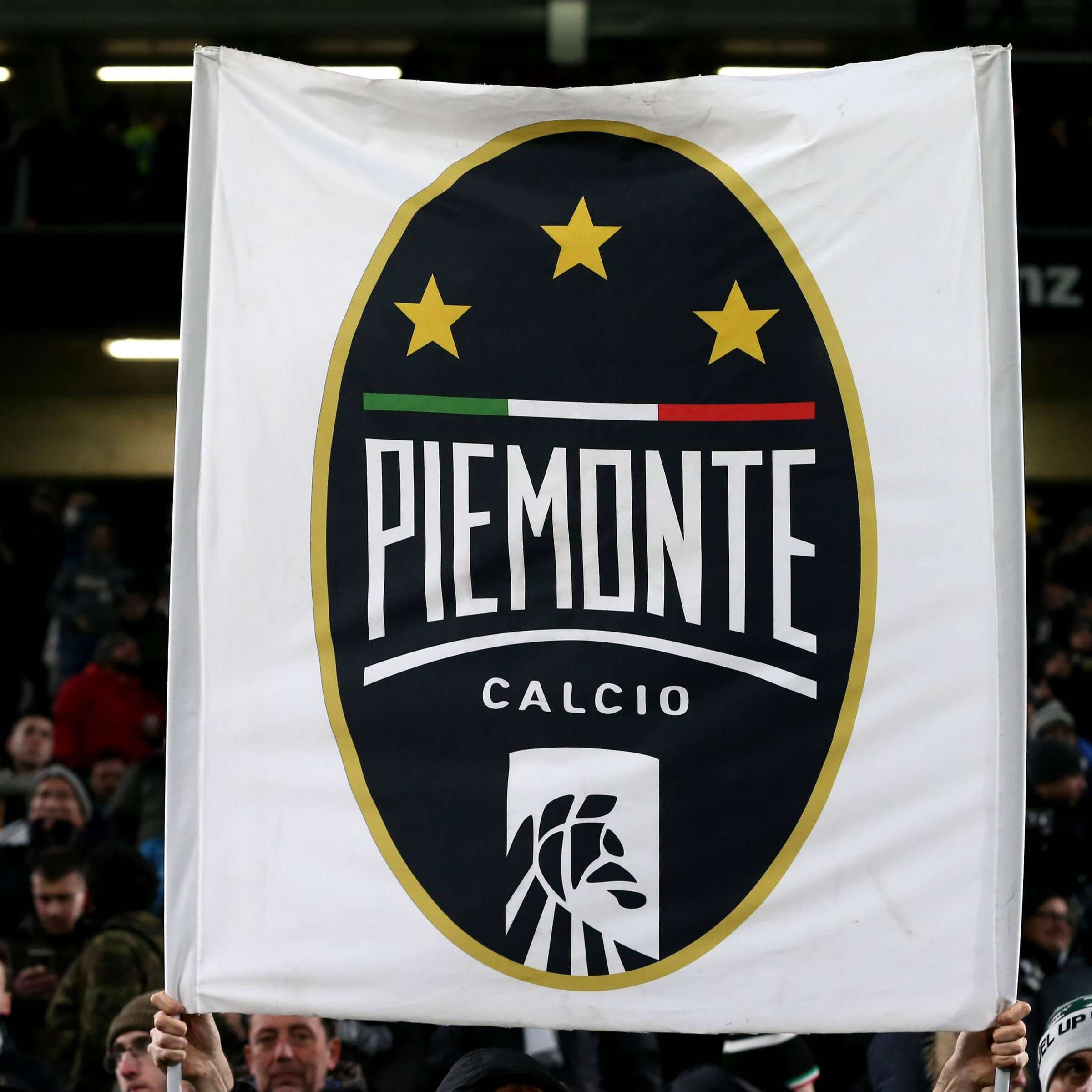 26433491-eine-piemonte-calcio-fahne-wird-hochgehalten-juventus-wird-in-fifa-20-als-piemonte-calcio-bezeichnet-2gYuFJKE7jec.jpg